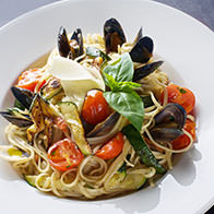 Linguine főtt kagylókkal, apró paradicsommal cukkínivel, fehérborral