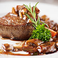 Marha steak vajon sütve, Chianti vörösborral forralt fűszermártással, erdei gombákkal