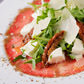Bélszín carpaccio, bivaly mozzarellával, rukkolával, napon aszalt paradicsommal, parmezánnal