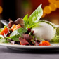 Bivaly mozzarella koktél paradicsommal, válogatott salátával és pestoval  