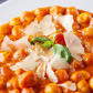 Burgonyás gnocchi paradicsommártásban, mozzarellával és parmezán sajttal