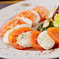 Caprese mozzarella paradicsommal, házi pestoval, kapribogyóval  