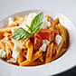Penne bazsalikomos paradicsommal és bivaly mozzarellával