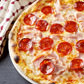 Abruzzese (Paradicsomszósz, mozzarella, csípős szalámi, sonka)