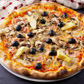 Capricciosa (Paradicsomszósz, mozzarella, bazsalikom, szardella, gomba, sonka, articsóka, oliva bogyó)