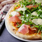 Parmense (Paradicsomszósz, mozzarella, pármaisonka, rucola, parmezán sajt)