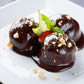 Profiterol vanília krémmel töltve, csokoládé öntettel, mogyoróval 