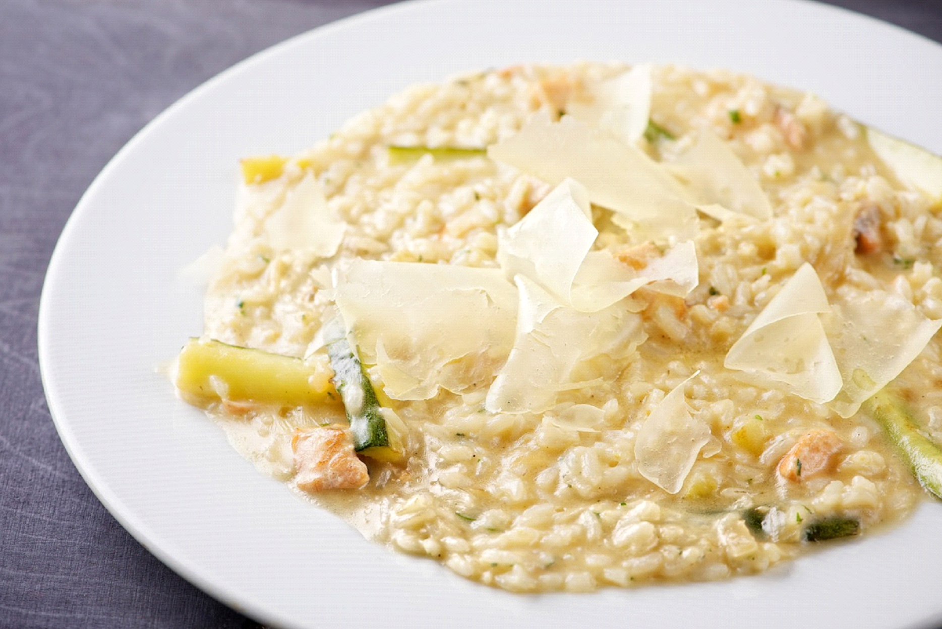 Rizottó pirított lazaccal, zöldfűszeres cukkínivel, parmezán sajttal