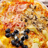 4 stagioni (Paradicsomszósz, mozzarella, articsóka, sonka, olíva bogyó, gomba)