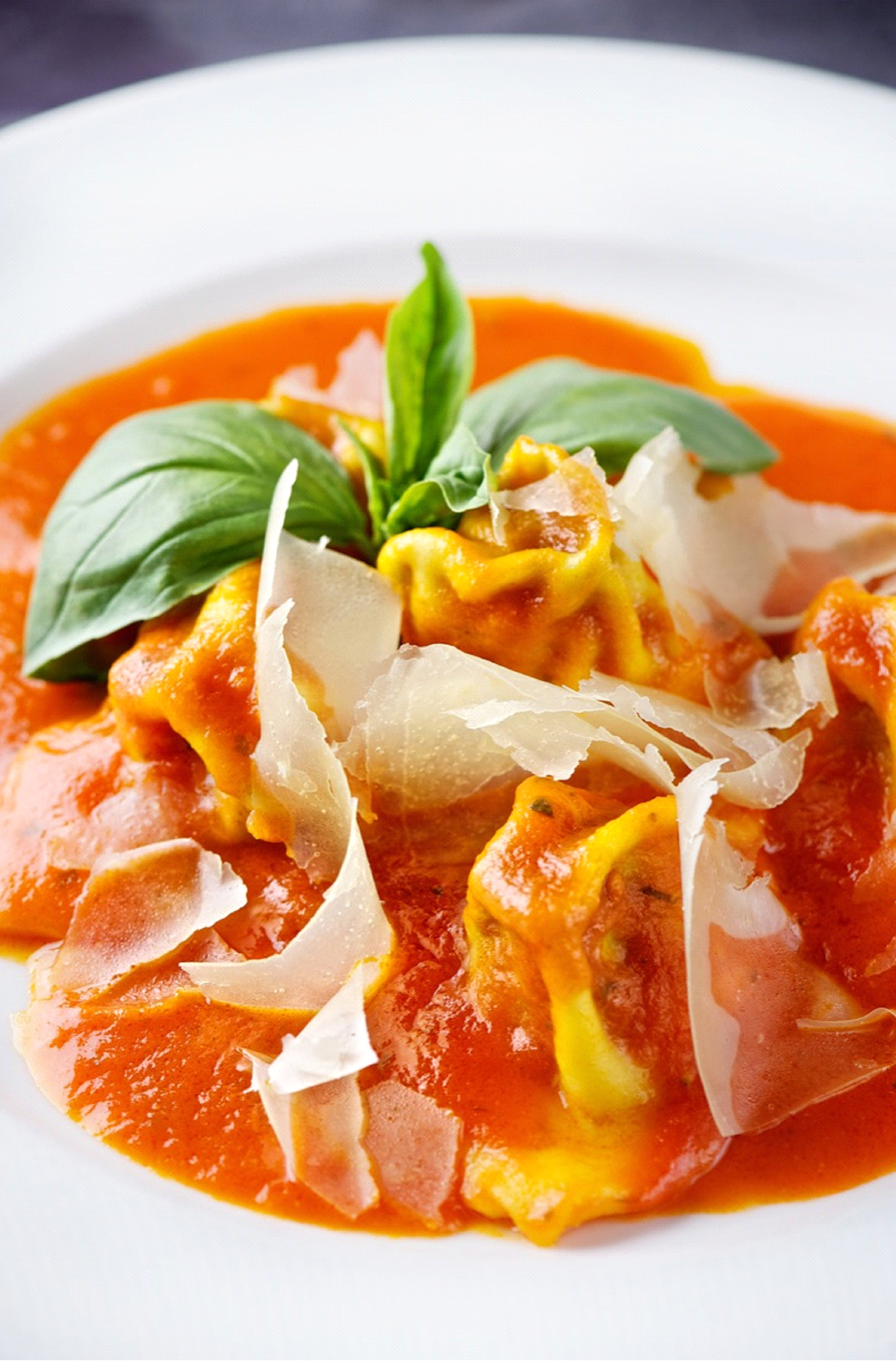 Tortelloni spenótos rikottával töltve, bazsalikomos paradicsommártással