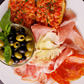 Vegyes sonka és szalámi tál parmezán sajttal, olívabogyókkal, paradicsomos bruschettával (san daniele, crudo di parma, pancetta, salame milano, salame ventriciana)