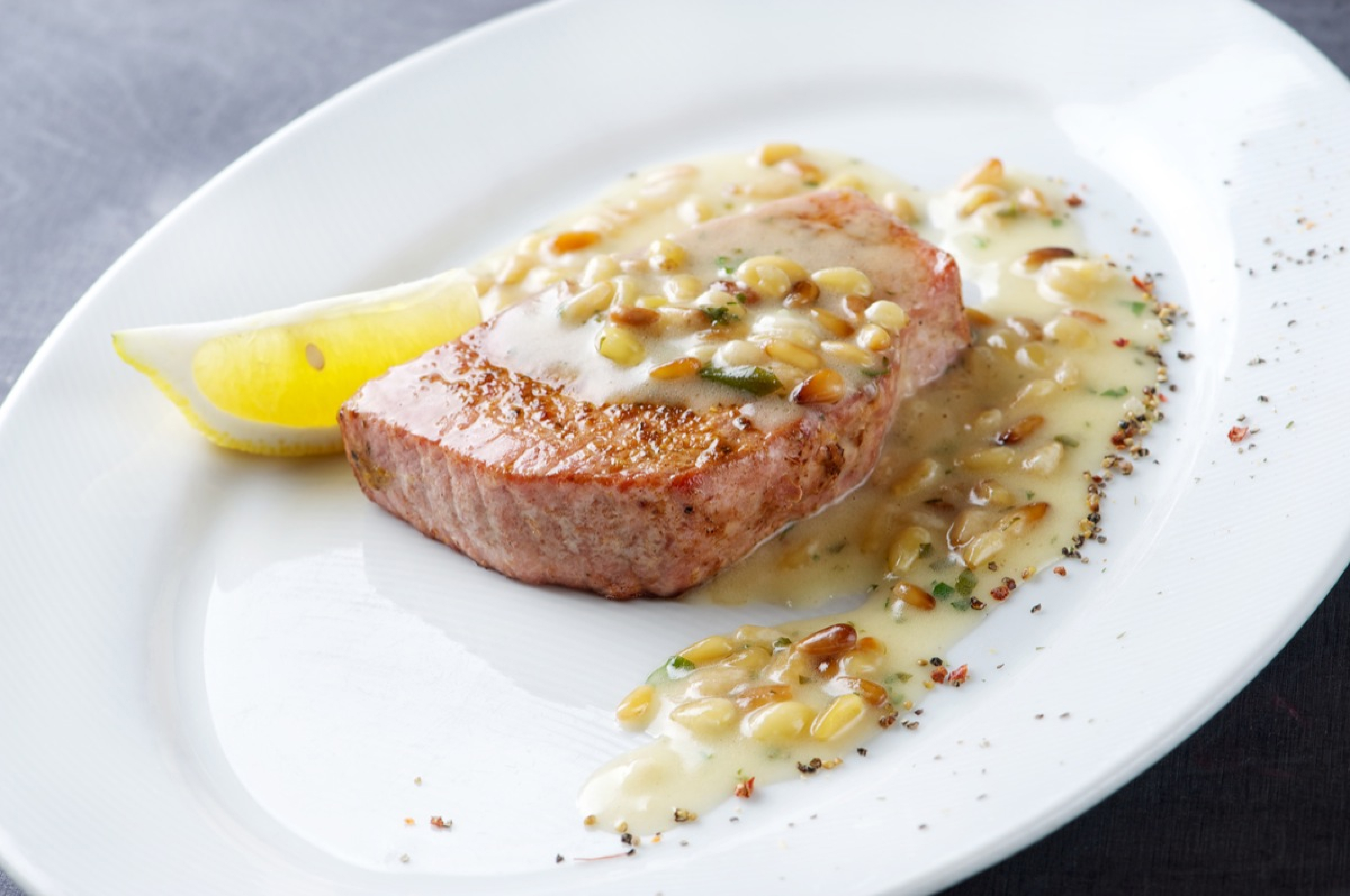 Grillezett vörös tonhal steak vajas citromos fenyõmaggal